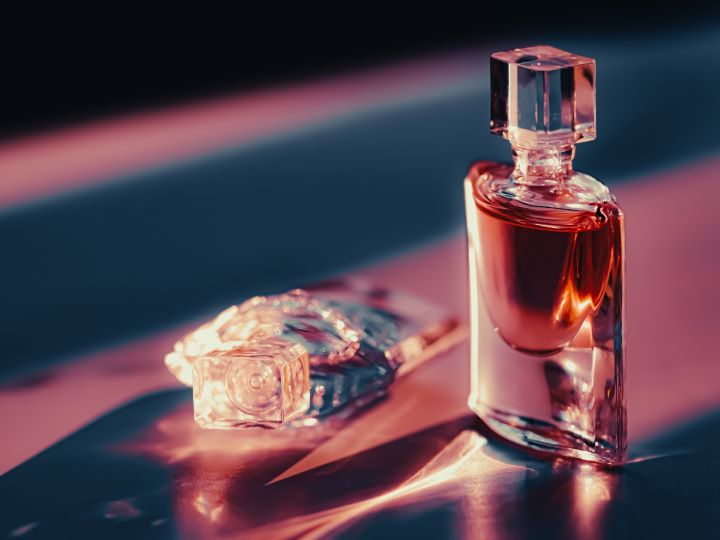 العطور الفاخرة مقابل العطور بأسعار معقولة: ما الفرق؟